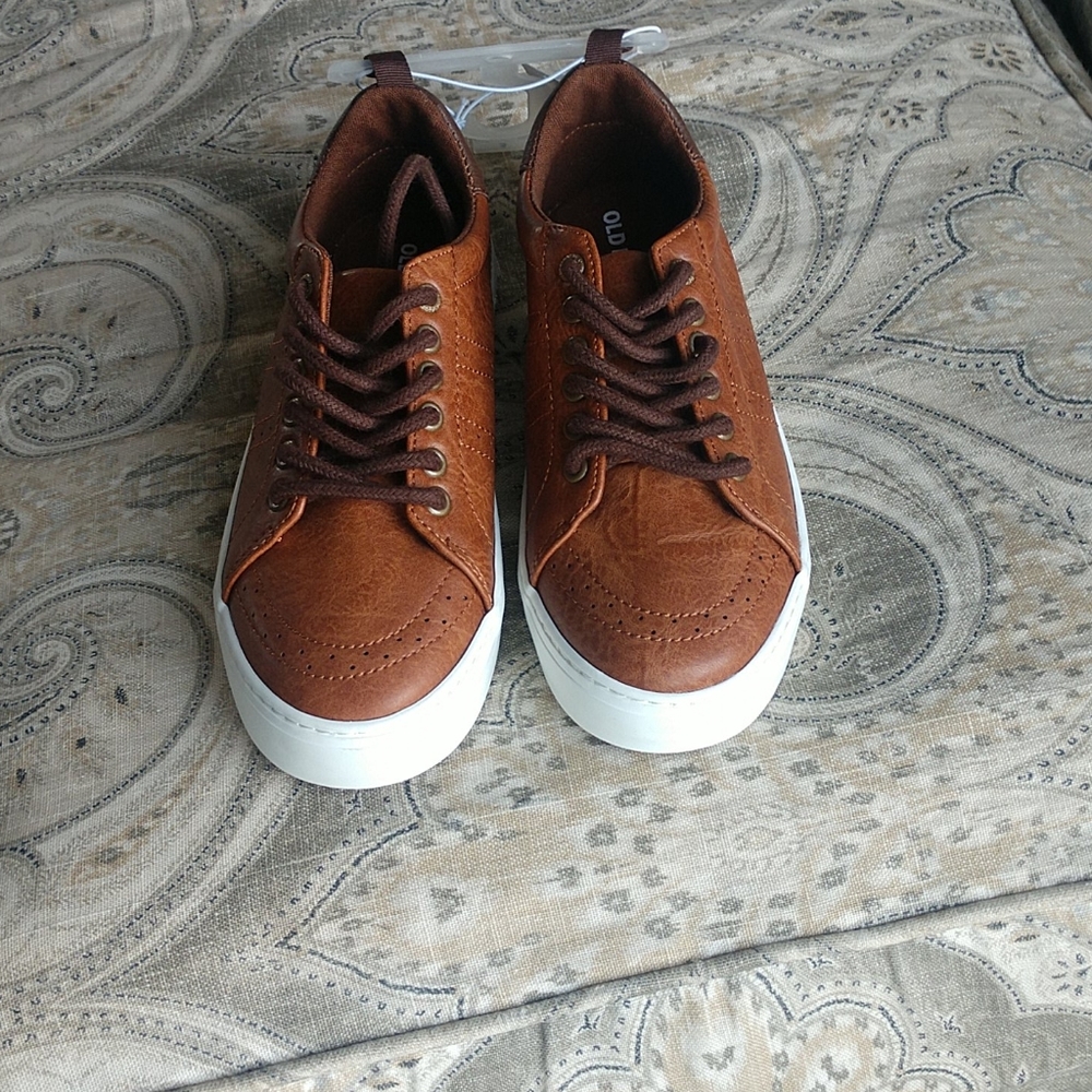 BNWT boys dress tennis shoes